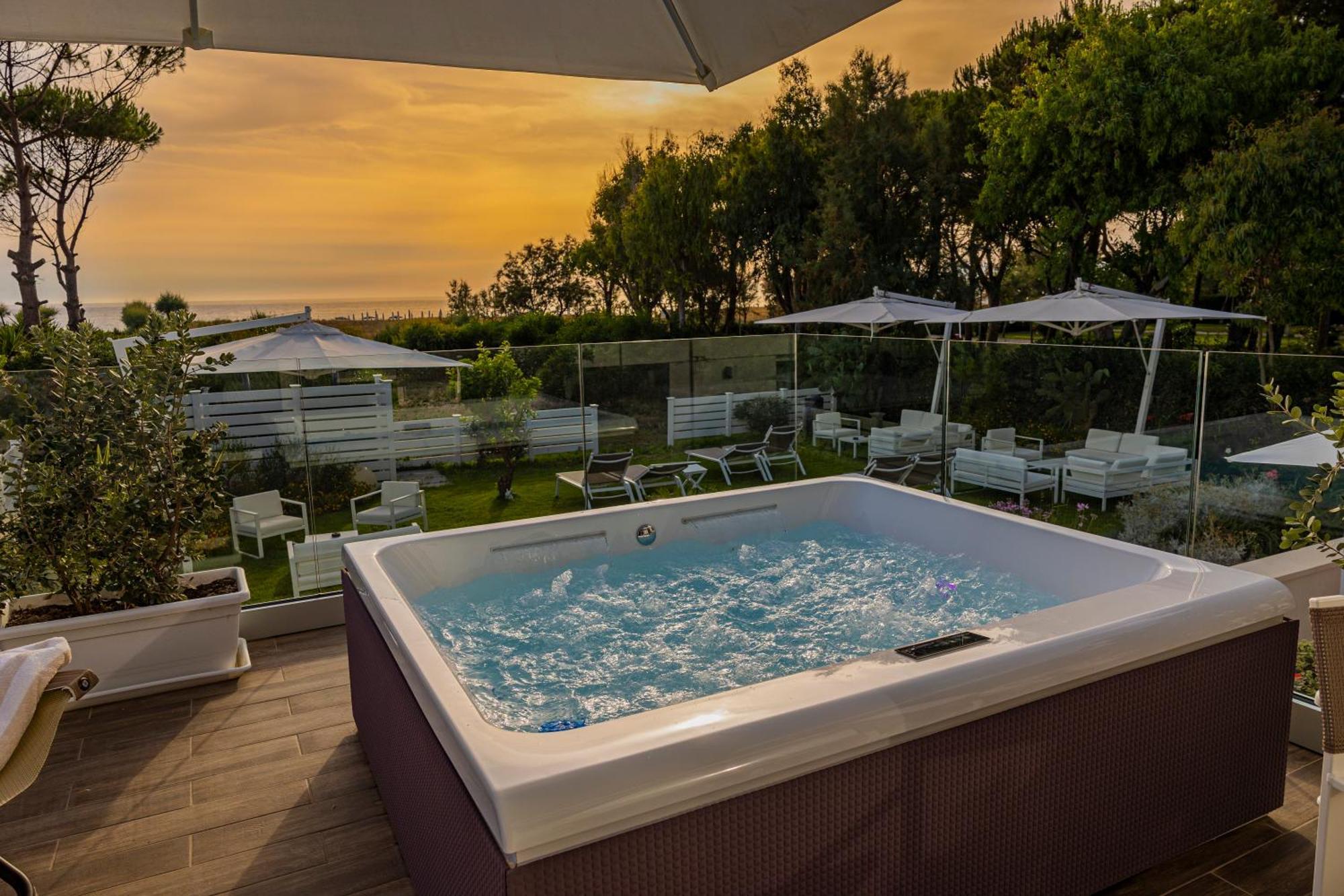 Aquamaris Design Suite & Spa เพสตุม ภายนอก รูปภาพ